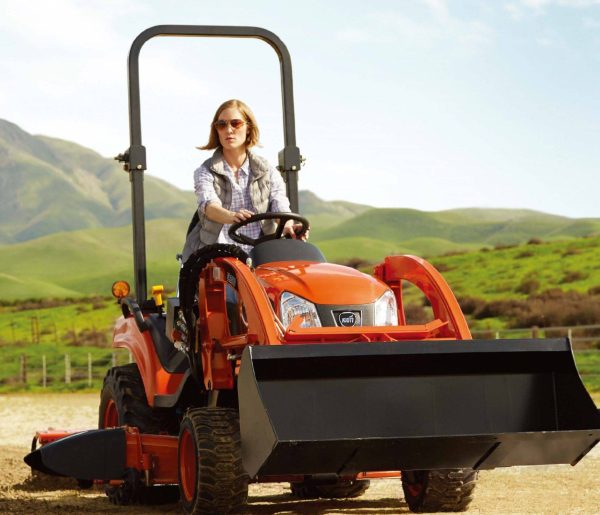 Kioti-Woman on CS-Tractor